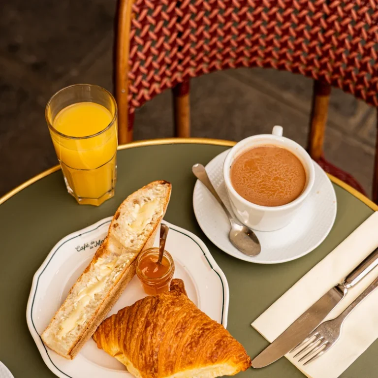 Petit-déjeuner croissant tartine